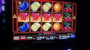Meja Caribbean Stud Poker di yumetoto menampilkan kartu pemain, dealer, dan struktur taruhan